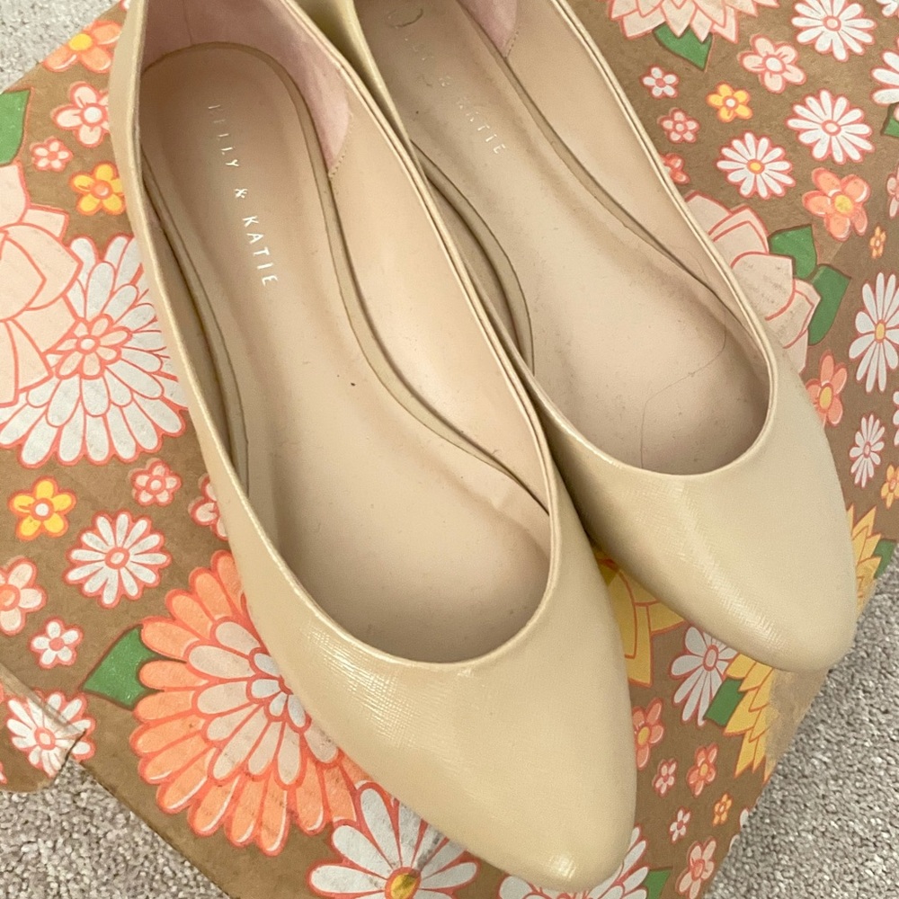 Kelly & Katie Wide Tan Ballet Flats Size 10